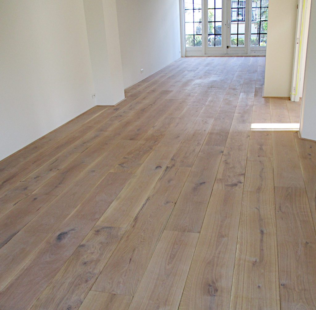 พื้นไม้โอ๊ค ขนาดกว้าง 20.5 เซนติเมตร